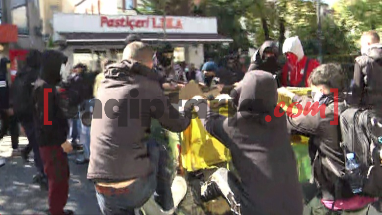 Protestues të maskuar bllokojnë ‘Rrugën e Durrësit’ me kosha mbeturinash, të tjerët marshojnë