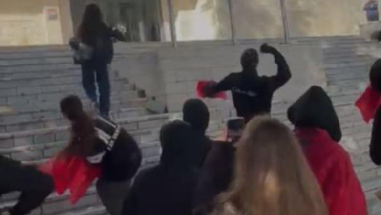 Protestuesit në Tropojë hedhin gurë drejt Bashkisë dhe Pallatit të Kulturës