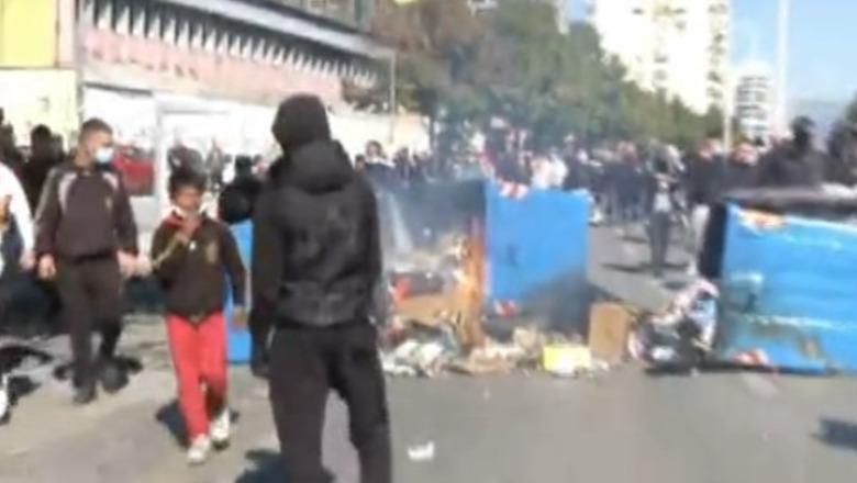 Protestuesit djegin të tjerë kosha mbeturinash para Fakultetit të Inxhinerisë