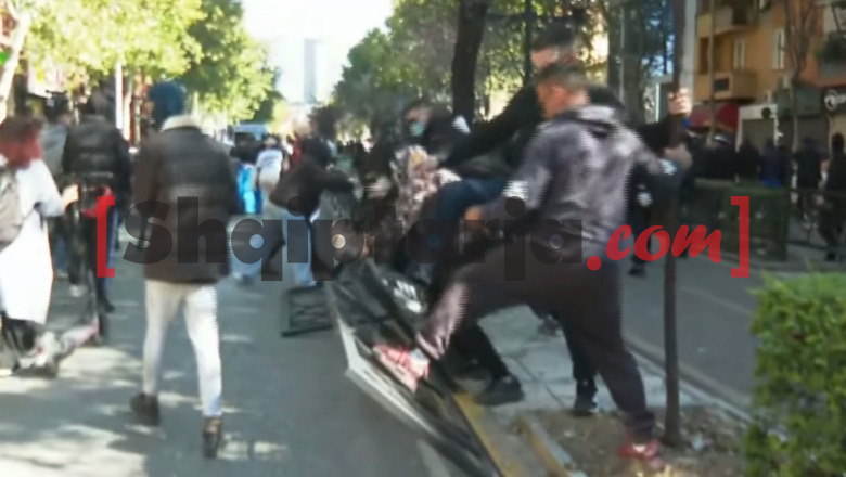 Protestuesit shkulin kangjellat në rrugë pranë ’21 Dhjetorit’ e ‘Rrugës së Kavajës’