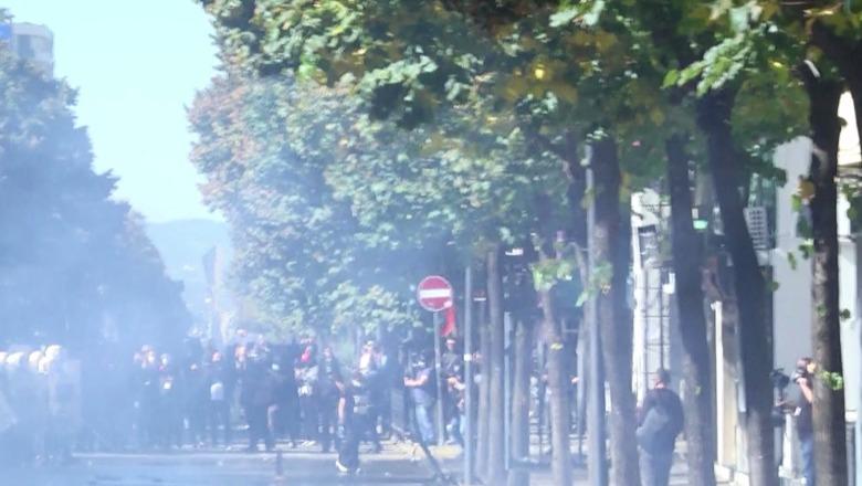 Protestuesit me maska sulm me gurë efektivëve, Policia i shpërndan me ujë e gaz lotsjellës