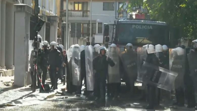 Vijon përplasja para Ministrisë së Arsimit, protestuesit gurë efektivëve, hidhet sërish gaz lotsjellës