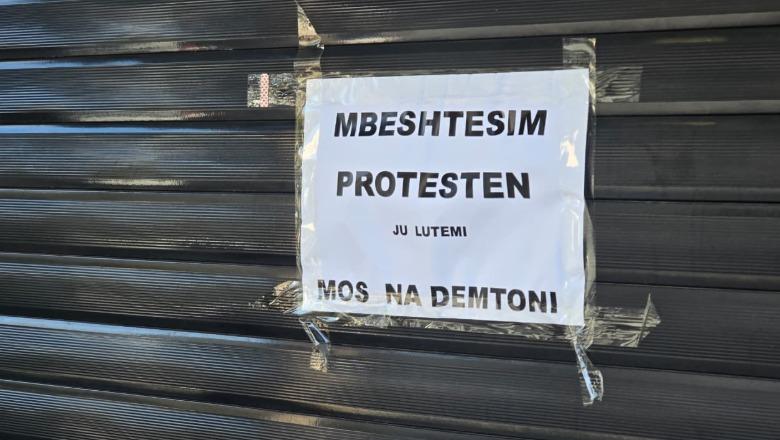 Protestat/ Ibrahimaj: U sulmuan 15 filiale bankash, depozitat janë të sigurta! bizneset ulin qepenët: Ju mbështesim, mos na dëmtoni