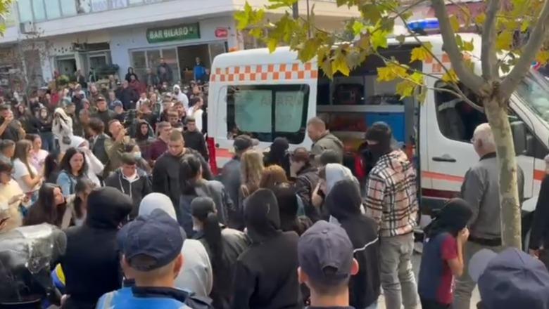 Protesta në Vlorë zhvendoset te selia e PS-së, protestuesit çajnë kordonin e policisë! Një vajzë humb ndjenjat, dërgohet me ambulancë në spital
