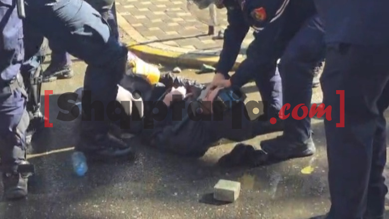Foto nga burimi: Vijojnë sulmet me gurë te Ministria e Arsimit, policia hedh ujë! Të tjera shoqërime, vajzat thirrje turmës të ndalojë goditjet - Shqiptarja.com