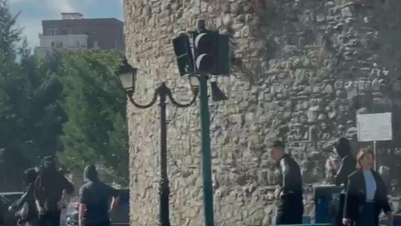 Protestuesit në Elbasan dëmtojnë shtyllat e ndriçimit rrugor, semaforë të copëtuar, tabela dhe kosha mbeturinash në rrugë!