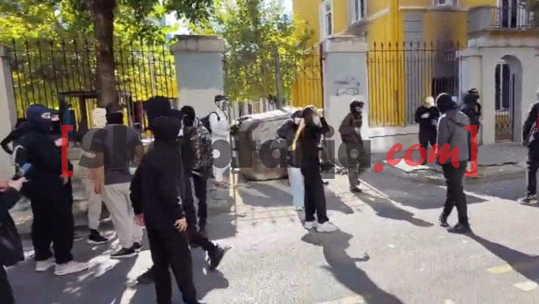 Protestuesit lënë koshin e mbeturinave te dera e Ministrisë së Arsimit