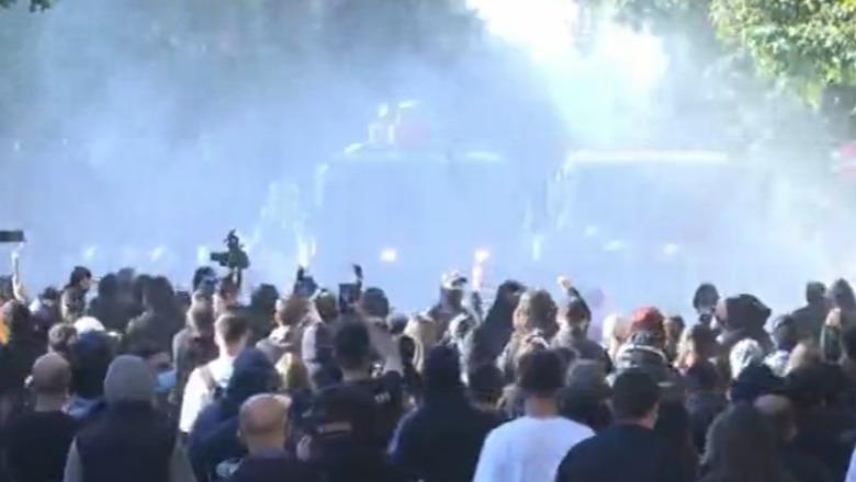 Episod përplasjesh, policia tenton të shpërndajë protestuesit me ujë me presion, intensifikohen sulmet me gurë