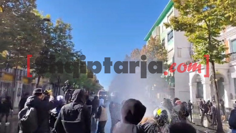 Episod përplasjesh, policia tenton të shpërndajë protestuesit me ujë me presion, intensifikohen sulmet me gurë