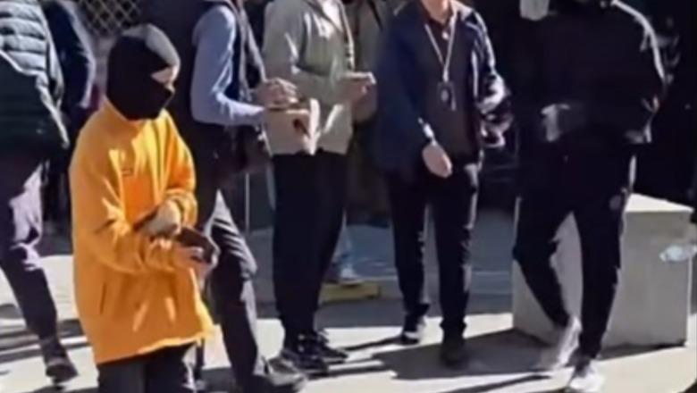 Foto nga burimi: Me tullë në dorë, gati për të qëlluar drejt policisë! Balla publikon pamjet e fëmijës në protestë: Mos i përdorni në akte dhune - Shqiptarja.com