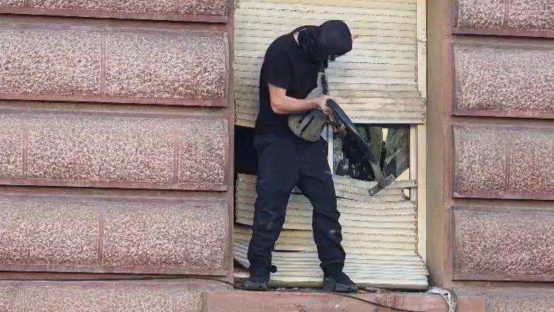 Aktet vandale, protestuesit thyejnë derën dhe dritaret e Kryesisë