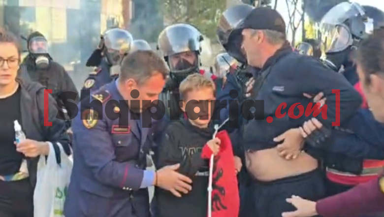 I mituri mes ‘betejës’, efektivi i jep kokoren për ta mbrojtur! I ati e tërheq drejt gazit lotsjellës: Le të na vrasin! Refuzon mbështetjen e policisë (VIDEO)