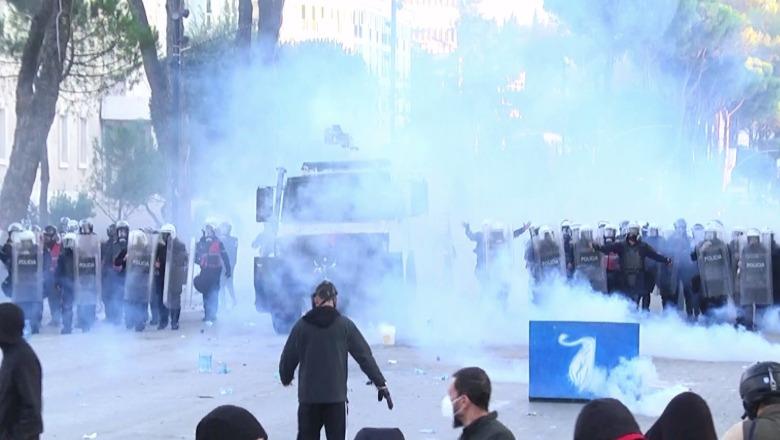 Dhunë e kaos para Kryeministrisë, protestuesit e maskuar sulm me pllaka trotuari e sende të forta policëve! Efektivët u përgjigjen me ujë e gaz lotsjellës