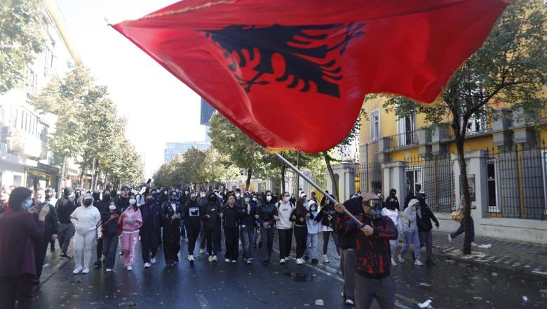 Protesta e dhunshme, ministri Demo: 156 të lënduar, mes tyre 4 të mitur! Përdorimi i fëmijëve në akte politike është poshtërsi dhe përpjekje e maskuar e atyre që pushtetin duan ta marrin me dhunë