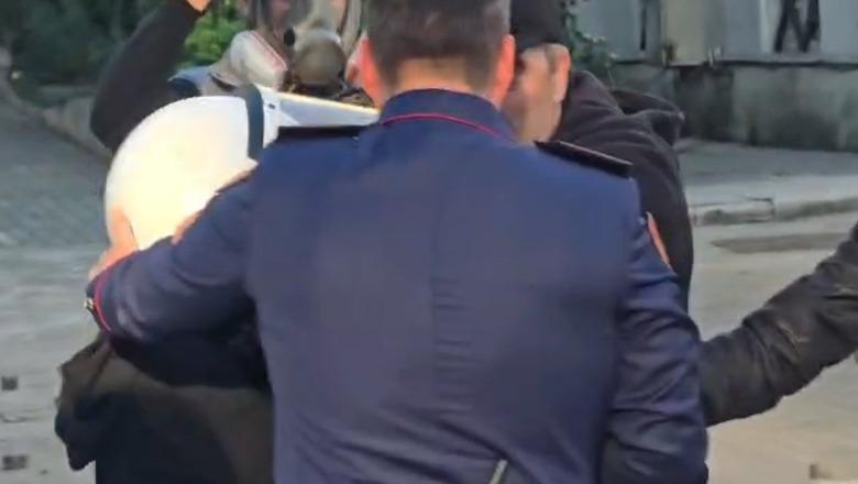 I mituri në mes të ‘betejës’ me gurë e gaz në protestë, efektivi i jep kokoren për ta mbrojtur! Babai kundërshton dhe përplaset me policët: Le të na vrasin këtu! Refuzon edhe ambulancën (VIDEO)