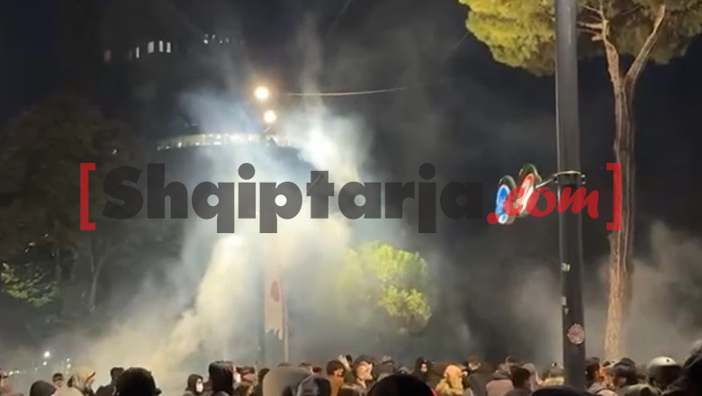 Bulevardi Dëshmorët e Kombit në 'arenë lufte', protestuesit me maska u hedhin mbarpsht  gazin lotsjellës efektivëve
