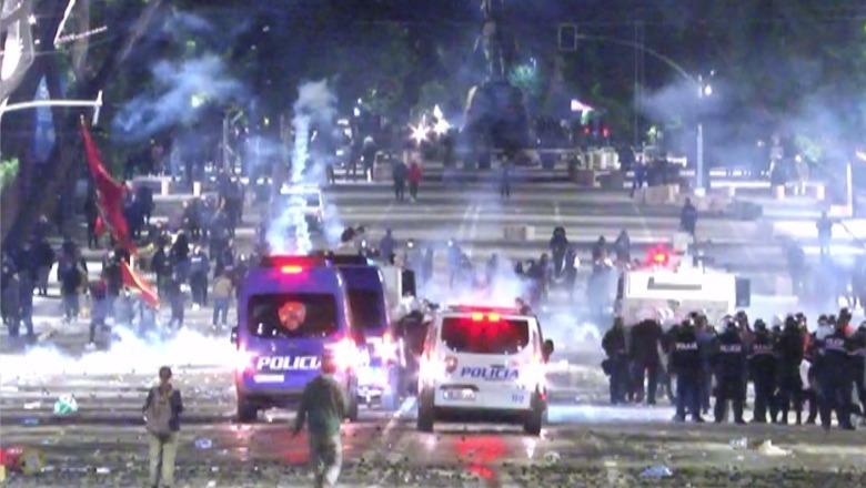 Sërish tensione, protestuesit hedhin fishekzjarre drejt policisë te 'Bulevardi Dëshmorët e Kombit'