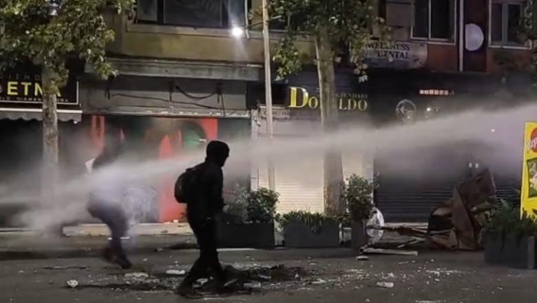 Hedh gurë drejt efektivëve, por policia e zmbraps me ujë! Protestuesi në Tiranë nuk kursen gishtin e mesit