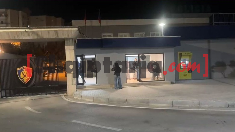 Protesta e dhunshme në Vlorë, Policia shoqëron në komisariat disa prej pjesëmarrësve