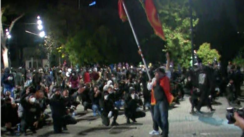 Foto nga burimi: Momente paqeje në protestë, të rinjtë shtrëngojnë duart me efektivët dhe këndojnë himnin shqiptar: Policia është me ne - Shqiptarja.com