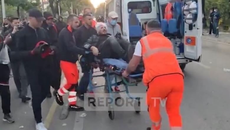 Protestuesi lëndohet në kokë, por nuk i lë thirrjet për dorëheqjen e Ramës dhe Berishës teksa e merr ambulanca