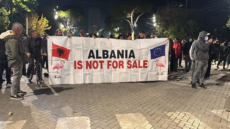 Protesta në Tiranë/ rikthehen sloganet e ‘revolucionit flamingo’: Shqipëria nuk është në shitje