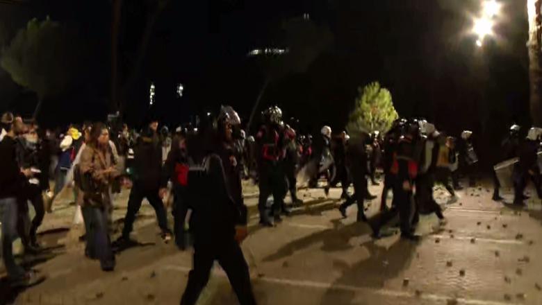Protestuesit rikthehen drejt Kryeministrisë, tërhiqet policia