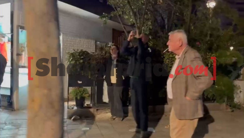 I vetëm dhe me cigare ndezur, ish-deputeti Dashamir Shehi shfaqet në protestën në Tiranë