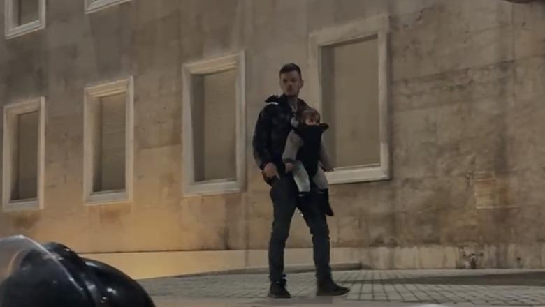 Protestuesi ngjitet te shkallët e Kryeministrisë me vajzën e mitur, kërkon që blutë të heqin kapelat! Vendoset kordon