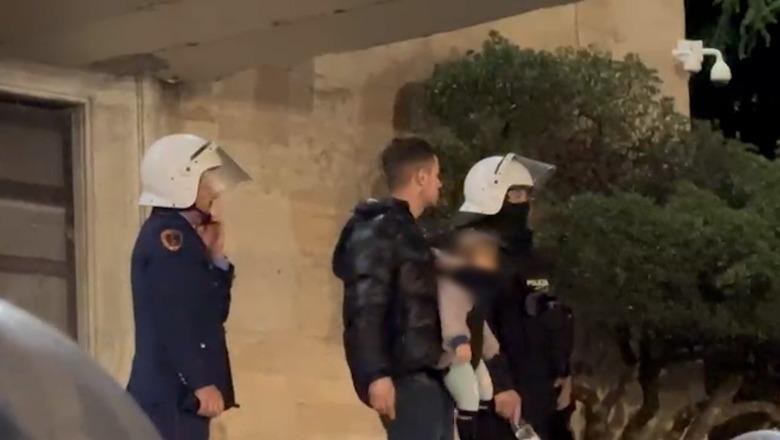 Protestuesi ngjitet te shkallët e Kryeministrisë me vajzën e mitur, kërkon që blutë të heqin kapelat! Vendoset kordon