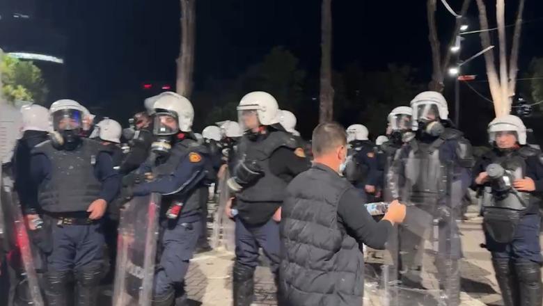 Pas 7 orësh betejë me gurë e gaz, lëvizje surprizë te protestuesit, ndalin sulmet ndaj policisë me përqafime e ujë. Po çfarë do të ndodhë të shtunën?