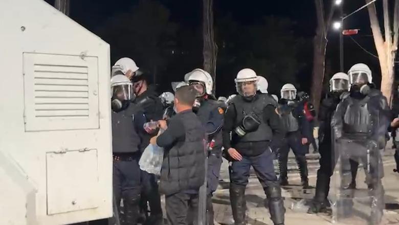 Pas 7 orësh ‘betejë’ me gurë e gaz, ‘armëpushim’ në protestë! Protestuesit kërkojnë ‘paqe’ me policët, përqafime e ujë për efektivët