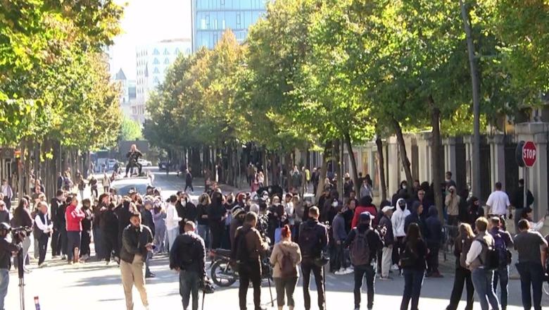 LIVE TV - Protesta në ditën e pestë/ Protestuesit mblidhen sërish para Ministrisë së Arsimit