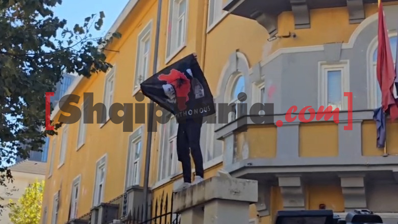 LIVE TV- Protesta/ Një grup protestuesish qëndrojnë para Ministrisë së Arsimit, policia në gatishmëri