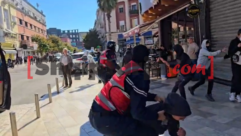 Foto nga burimi: Protesta në Durrës, dëmtohen xhamat e postës, nisin shoqërimet - Shqiptarja.com