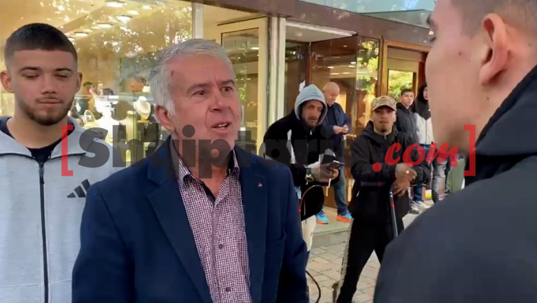 Mësuesi i bashkohet nxënësve në protestën në Korçë: Jo akteve të dhunës!