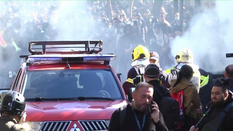 Përshkallëzohen tensionet, protestuesit hedhin vezë, gurë dhe mjete piroteknike në drejtim të policëve! Ndërhyhet me gaz lotsjellës