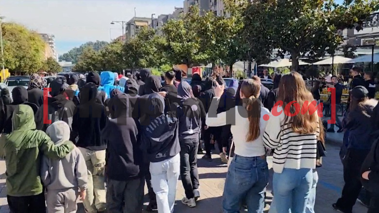Elbasan, adoleshentët përqafohen me policët në protestë