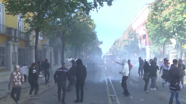 Protestuesit sulme të ashpra me gurë efektivëve, policia heq ‘bllokadën’ me kangjella nga rruga