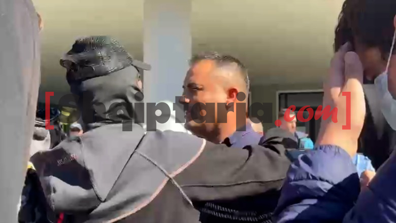Elbasan, adoleshentët përqafohen me policët në protestë