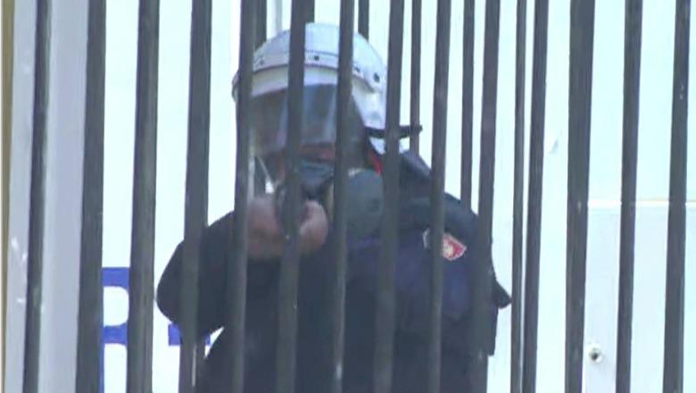 Sulmet e protestuesve me gurë ndaj efektivëve, Policia reagon me plumba gome