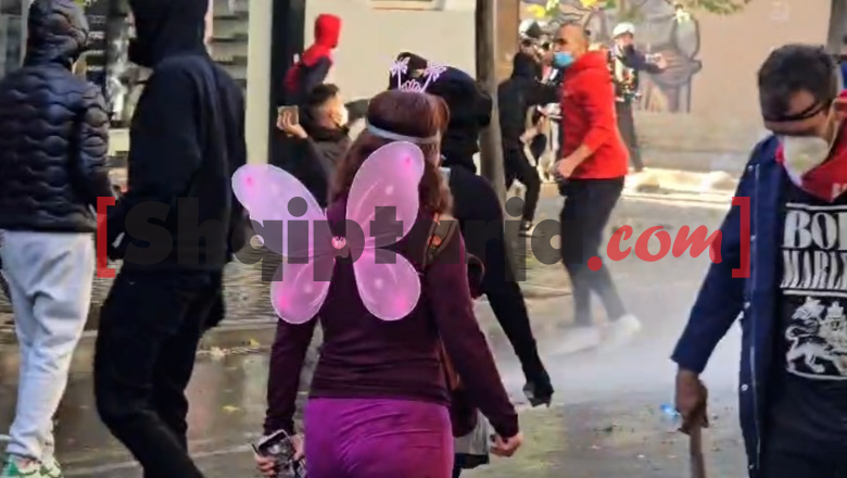 Foto nga burimi: Një ‘flutur’ mes protestuesve të dhunshëm në Tiranë - Shqiptarja.com