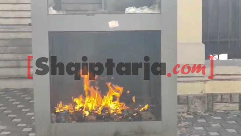 Foto nga burimi: Protestuesit tjetër sulm ambasadës së Vatikanit, i vënë flakën kabinës së rojës - Shqiptarja.com