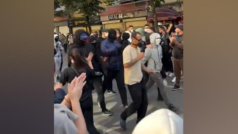 Foto nga burimi: Protestuesit e maskuar ‘paradë’ në Rrugën e Durrësit - Shqiptarja.com
