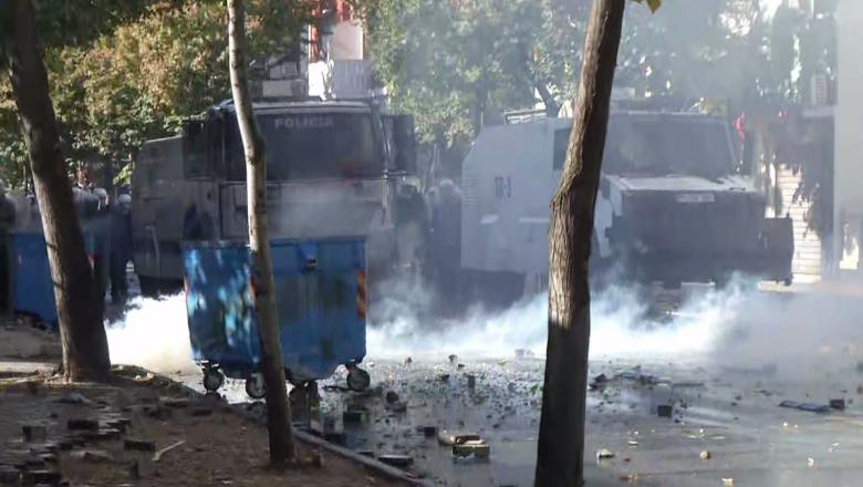Foto nga burimi: Tymi mbulon Rrugën e Durrësit, protestuesit sulm me pllaka trotuari dhe molotovë policëve! Efektivët u përgjigjen me gaz lotsjellës e ujë - Shqiptarja.com