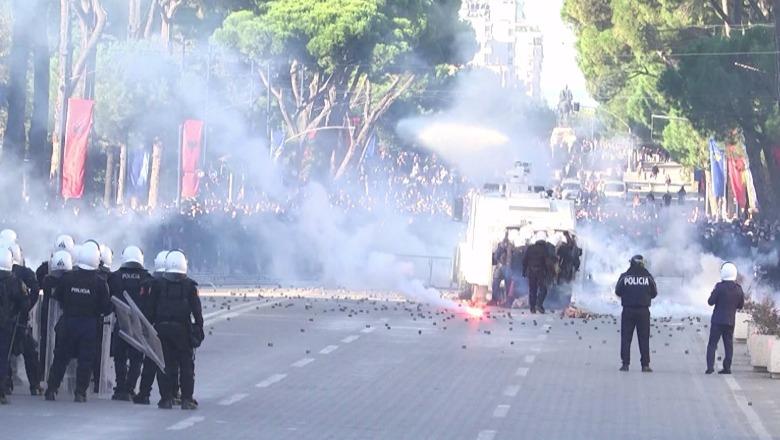 Foto nga burimi: Protestuesit sulmojnë me gurë e molotovë, policia hedh ujë e gaz lotsjellës - Shqiptarja.com