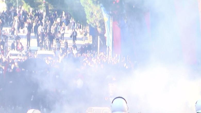 Foto nga burimi: Bulevardi ‘Dëshmorët e Kombit’ brenda ‘resë’ së gazit lotsjellës, protestuesit sulm me ‘breshëri’ gurësh! 3 autobotë uji në ‘aksion’ - Shqiptarja.com