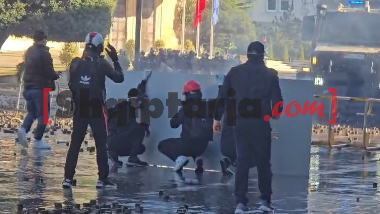 Protestuesit fshihen pas ‘mburojës’, nuk reshtin sulmet me gurë drejt policisë