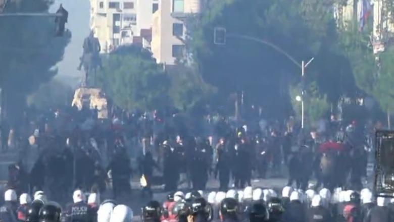 Policia spraps protestuesit nga bulevardi ‘Dëshmorët e Kombit’, disa të shoqëruar