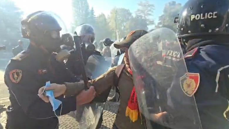 Policia spraps protestuesit nga bulevardi ‘Dëshmorët e Kombit’, disa të shoqëruar